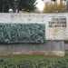 Nel giardino di fronte a N' derr la lanz, il monumento rettangolare della Scuola di Bari dedicato all'Unit d'Italia